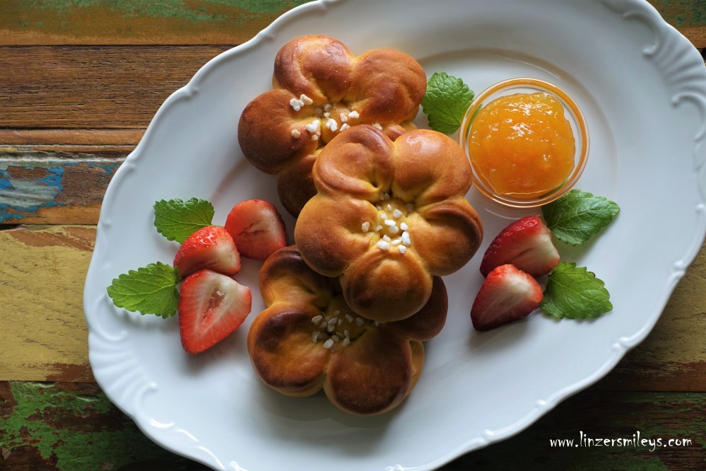 Briocheblumen, DIY, petites brioches fleurs, Hefeteig, Germteig, fluffig, leicht, perfekt fürs Frühstück, zum Muttertag, mit Hagelzucker, Hefeteig mit Kürbis, Süßes mit Gemüse, mit Gemüsepüree Süßes backen, ohne Ei, kreativ, #linzersmileys