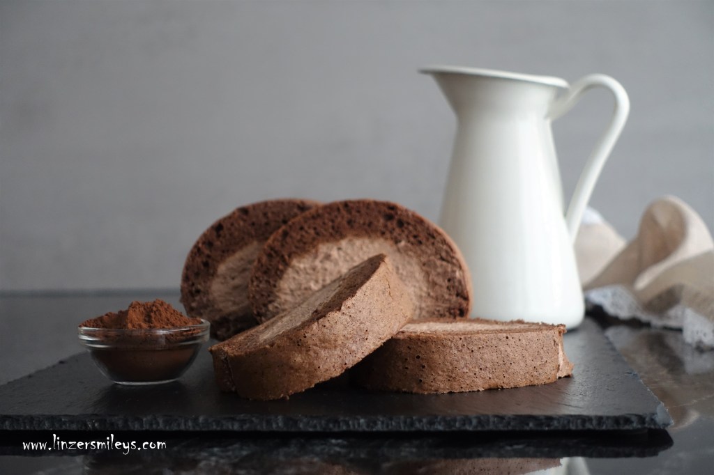 Roulade, süß, gerollt, Kuchen aus Biskuit, fluffig, schokoladig, gerollte Kakaoschnitte, Biskuitroulade, mit Kakao-Obers gefüllt, Kakao-Sahne