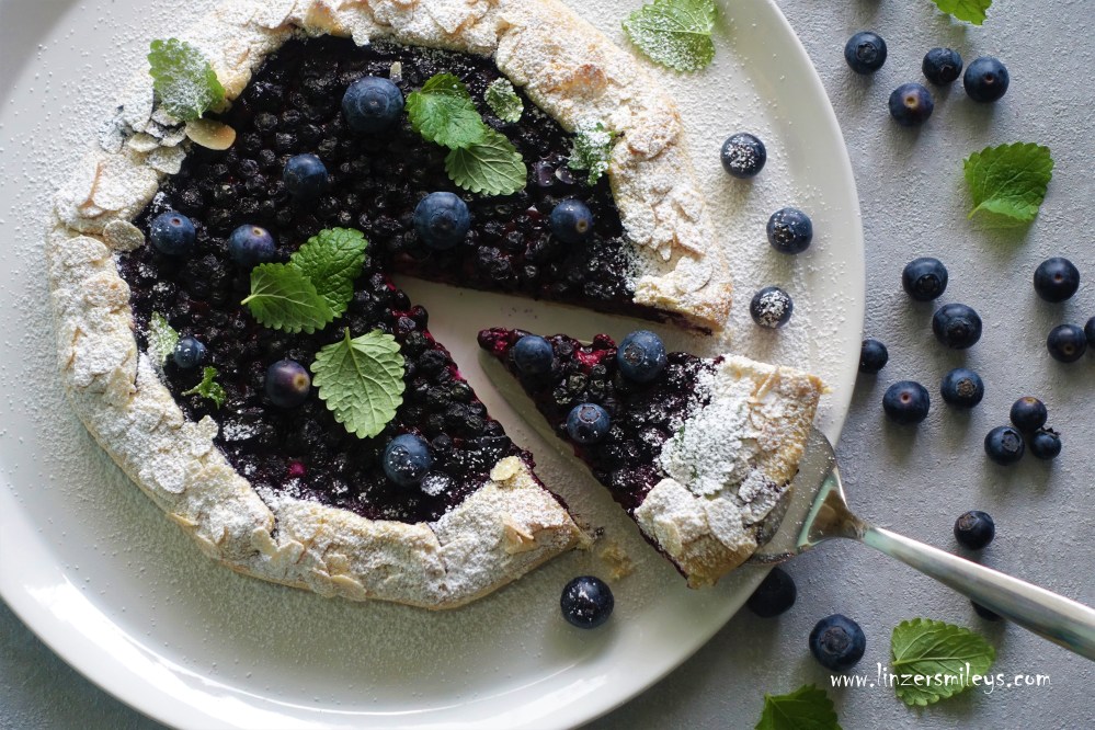 Galette mit Heidelbeeren, Blaubeeren, aux myrtilles, mit Frischkäse, Mascarpone, Philadelphia, Mürbteig, Mürbeteig, fruchtig, leicht, französisch backen, mit Tiefkühlobst, vegetarisch, nicht so süß
