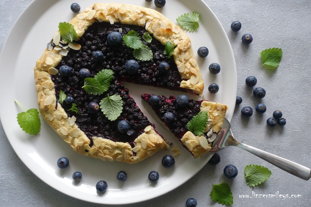 Galette mit Heidelbeeren, Blaubeeren, aux myrtilles, mit Frischkäse, Mascarpone, Philadelphia, Mürbteig, Mürbeteig, fruchtig, leicht, französisch backen, mit Tiefkühlobst, vegetarisch, nicht so süß