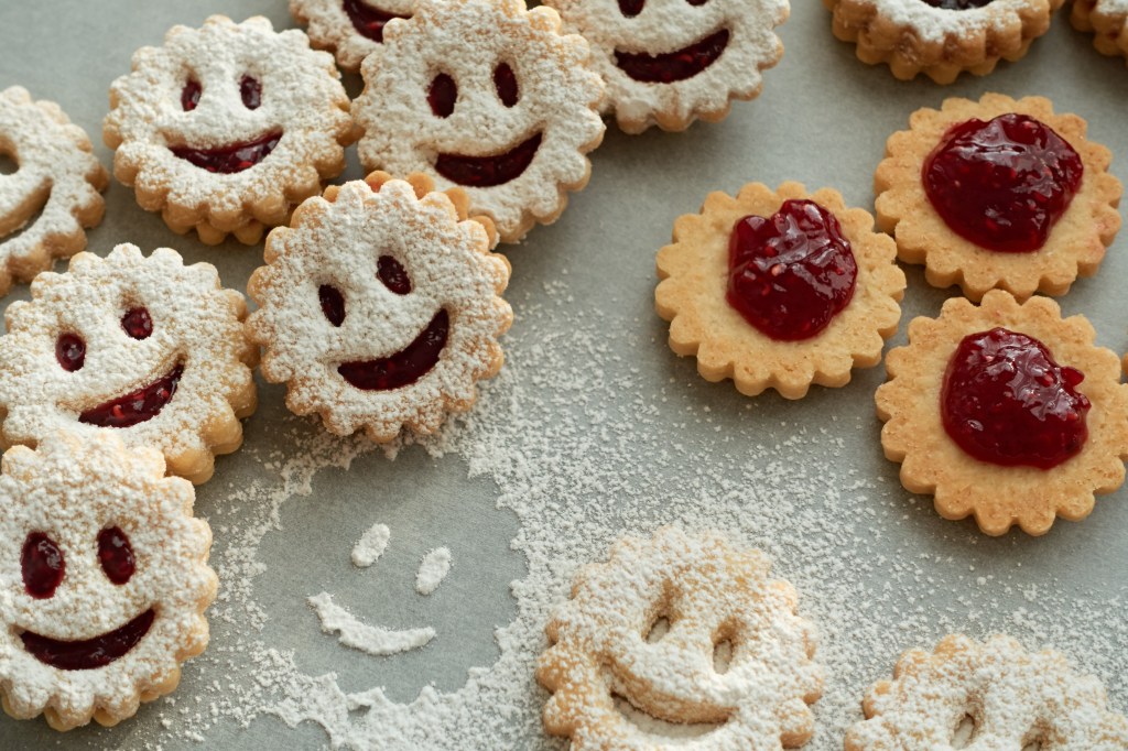 bright smiles, Linzer Smileys, with a smile, baking, cookies, biscuits, Linzer Augen, Mürbteig, mit einem Lächeln, smiles on a cookie plate, #linzersmileys Daniela Terenzi, food blog