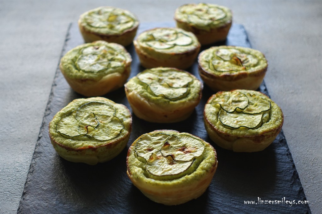 Blätterteig, Tartelettes, herzhaft, mit Gemüse, Tartes im Miniformat, mit Zucchini und Ricotta, Picknick im Grünen, Partysnack, Fingerfood, #linzersmileys