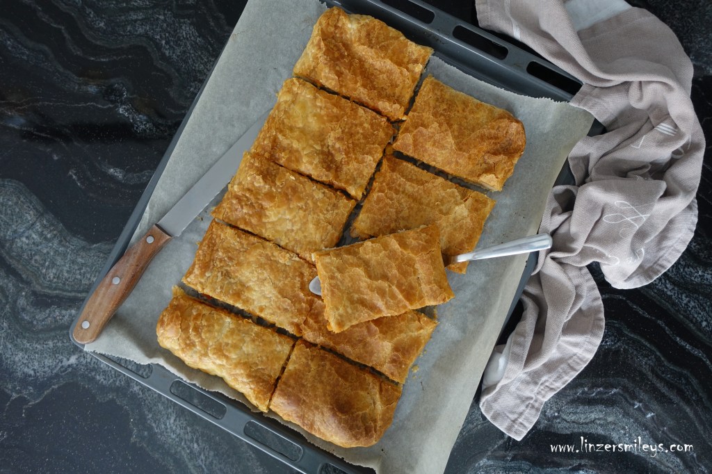 Pizza "für die Königin", Pizza parigina mit Linsen-Erbsen-Bolognese, Resteverwertung, backen auf Italienisch, Neapel trifft Sizilien, #linzersmileys Rezept von Daniela Terenzi, Pizza mit Blätterteigdecke, Blätterteig und Hefeteig