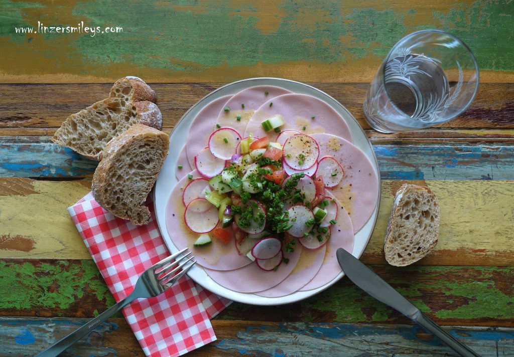Wurst in Essig und Öl, Extrawurst, Brühwurst, Saure Wurst, Wurstsalat, aufgepeppt, kochen an heißen Tagen, kalte Speisen, Sommerrezept, österreichisch, Rezept aus meiner Kindheit, Lyoner mit Essigmarinade, mit Vinaigrette #linzersmileys