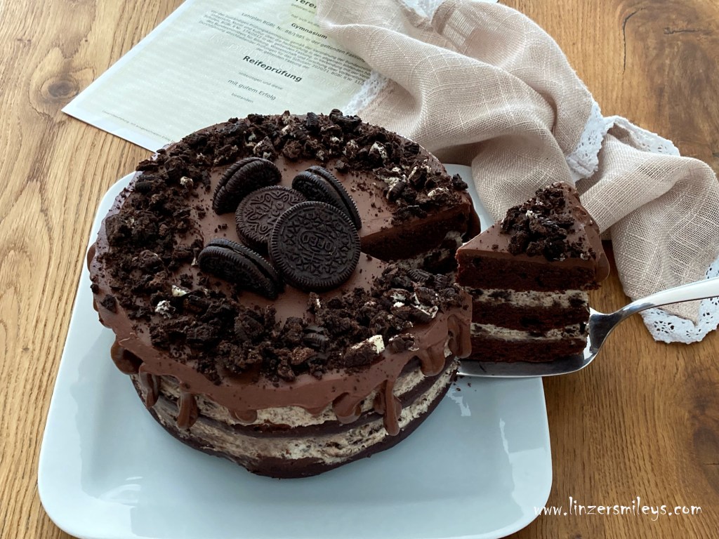 Jojos Torte zur Matura, Abitur, Reifeprüfung, Naked Cake, Drip Cake, gedrippte Schokotorte, vegane Schokokuchenbasis, mit Oreo Cream Cheese Filling, mit Cookies und Cream Cheese, Süßes mit Bio-Frischkäse aus Österreich, Lieblingstorte ohne Ei #linzersmileys