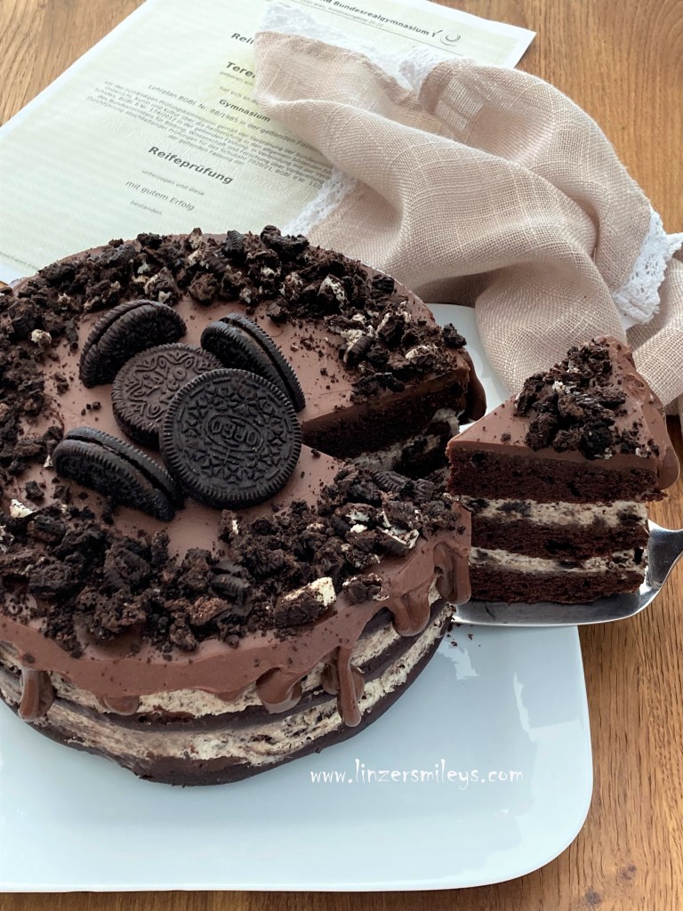 Jojos Torte zur Matura, Abitur, Reifeprüfung, Naked Cake, Drip Cake, gedrippte Schokotorte, vegane Schokokuchenbasis, mit Oreo Cream Cheese Filling, mit Cookies und Cream Cheese, Süßes mit Bio-Frischkäse aus Österreich, Lieblingstorte ohne Ei #linzersmileys