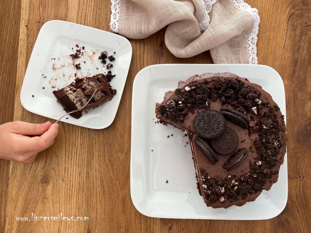 Jojos Torte zur Matura, Abitur, Reifeprüfung, Naked Cake, Drip Cake, gedrippte Schokotorte, vegane Schokokuchenbasis, mit Oreo Cream Cheese Filling, mit Cookies und Cream Cheese, Süßes mit Bio-Frischkäse aus Österreich, Lieblingstorte ohne Ei #linzersmileys