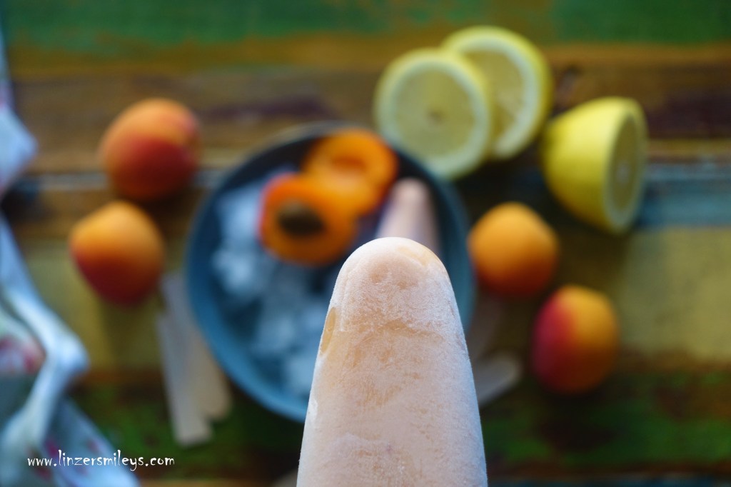 Popsicles, Eis am Stiel, Eisschlecker, Abkühlung, mit Marille, Aprikose, Holunderblütensirup, Holler, Sommerfrische, eisgekühlt, Smoothie zum Schlecken, Trend, Foodtrend, Süßes ohne Backen, Süßes aus dem Tiefkühler, DIY Eis, Rezept von #linzersmileys