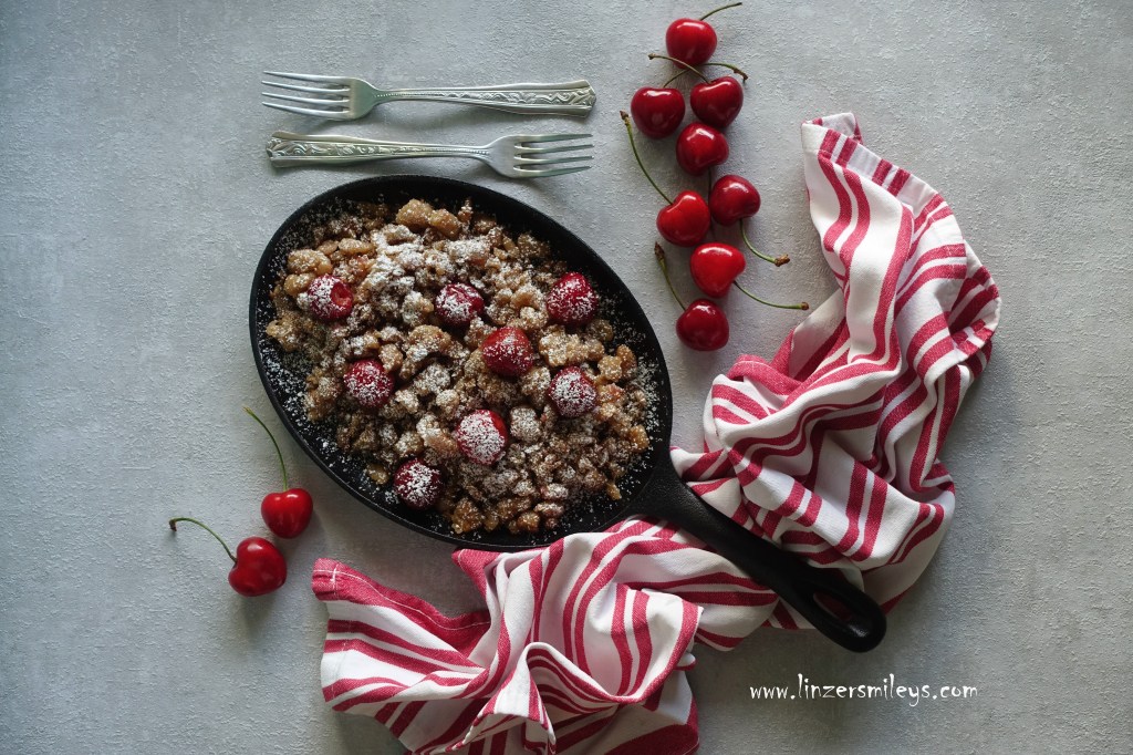 Kirschen-Muas, Kerschmuas, Kirsch-Mus, Mehlschmarr(e)n, Schmarr(e)n ohne Eier, mit Kirschen, Spezialität aus Salzburg, Pinzgau, Pongau, Bauernspeise, einfach und traditionell, bodenständig, Bauernküche, kochen wie früher, wenige Zutaten, leicht zu veganisieren, Tradition, Genuss in Rot-Weiß-Rot, österreichisch kochen, Süßspeise, Mehlspeise #linzersmileys, Daniela Terenzis Foodblog