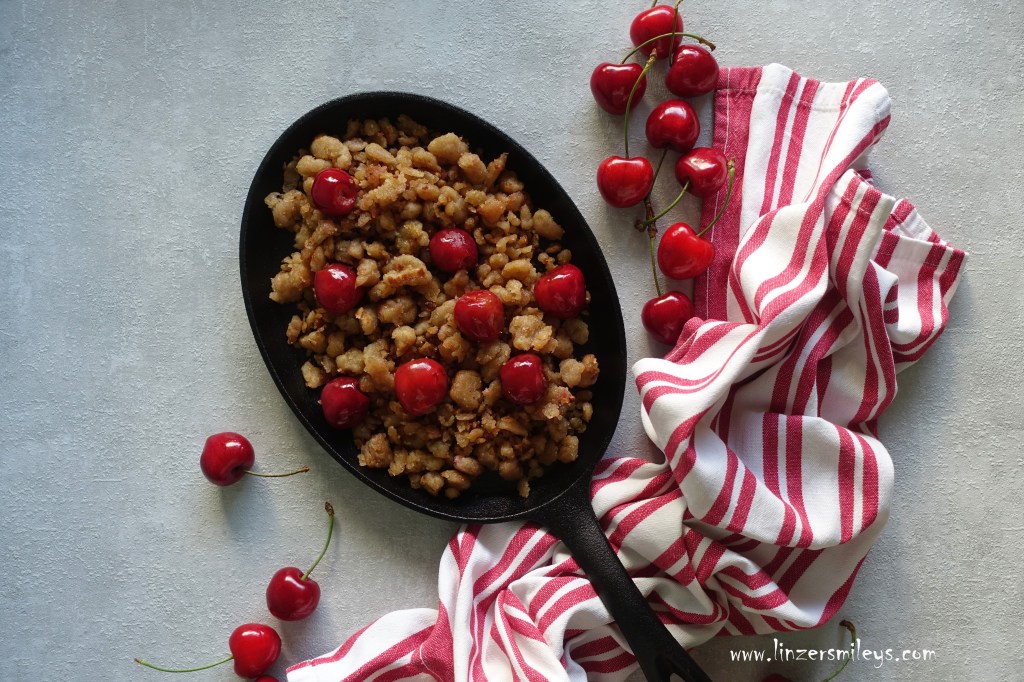 Kirschen-Muas, Kerschmuas, Kirsch-Mus, Mehlschmarr(e)n, Schmarr(e)n ohne Eier, mit Kirschen, Spezialität aus Salzburg, Pinzgau, Pongau, Bauernspeise, einfach und traditionell, bodenständig, Bauernküche, kochen wie früher, wenige Zutaten, leicht zu veganisieren, Tradition, Genuss in Rot-Weiß-Rot, österreichisch kochen, Süßspeise, Mehlspeise #linzersmileys, Daniela Terenzis Foodblog