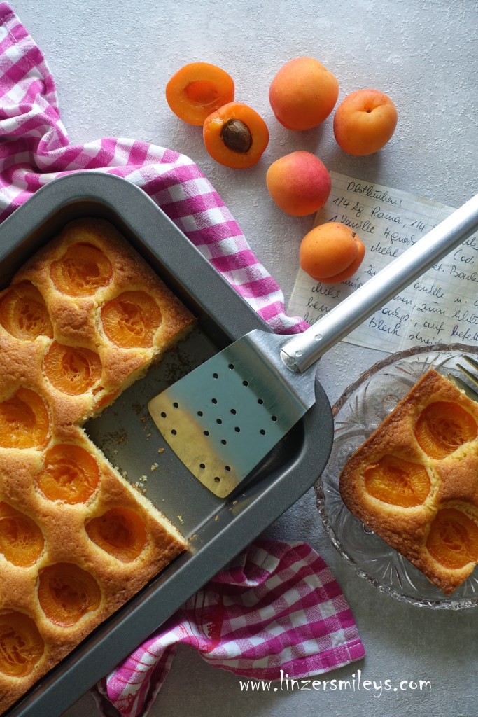 Marillenkuchen, Aprikosenkuchen vom Blech, einfache Sandmasse, Gleichschwerteig, Obstkuchen, Sommerkuchen, backen wie früher, Omas Kuchenrezept, EasyBaking, einfach backen, Früchte der Saison, Kindheitserinnerungen, kulinarische Zeitreise #linzersmileys