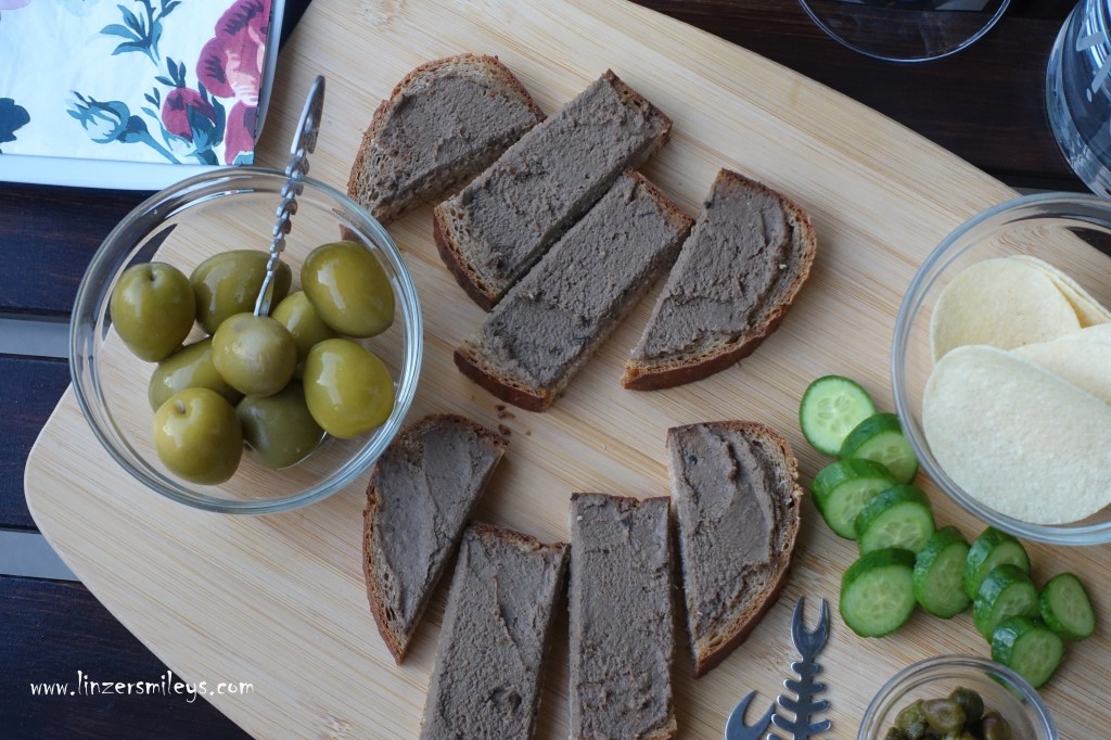 Paté di fegatini di pollo alla toscana, toskanische Hühnerleberpastete, Hühnerleberaufstrich nach toskanischer Art, Toskana, kochen auf Italienisch, mediterran, mit mediterranen Kräutern, mit Sardellen und Kapern, Leckeres zum Aperitif, Crostini, geröstetes Weißbrot, Leber, Zubereitung Hühnerleber #linzersmileys