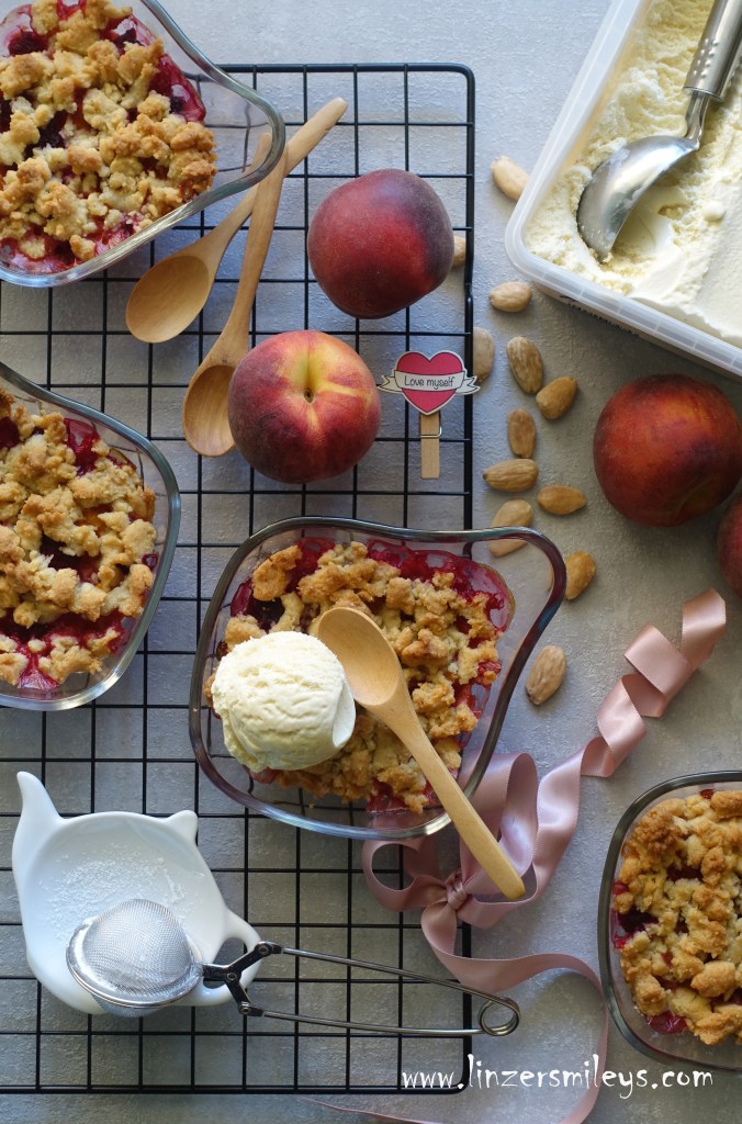 Crumble, Pfirsich-Himbeer-Crumble, peaches, sommerlicher Crumble, Obstkuchen, Streuselkuchen, Kuchen im Glas, Take away-Crumble, Kuchen to go, easy-peasy Zubereitung, EasyBaking, Sommer, Sommerkuchen, Mandel-Crumble, Rezept von Daniela Terenzi #linzersmileys