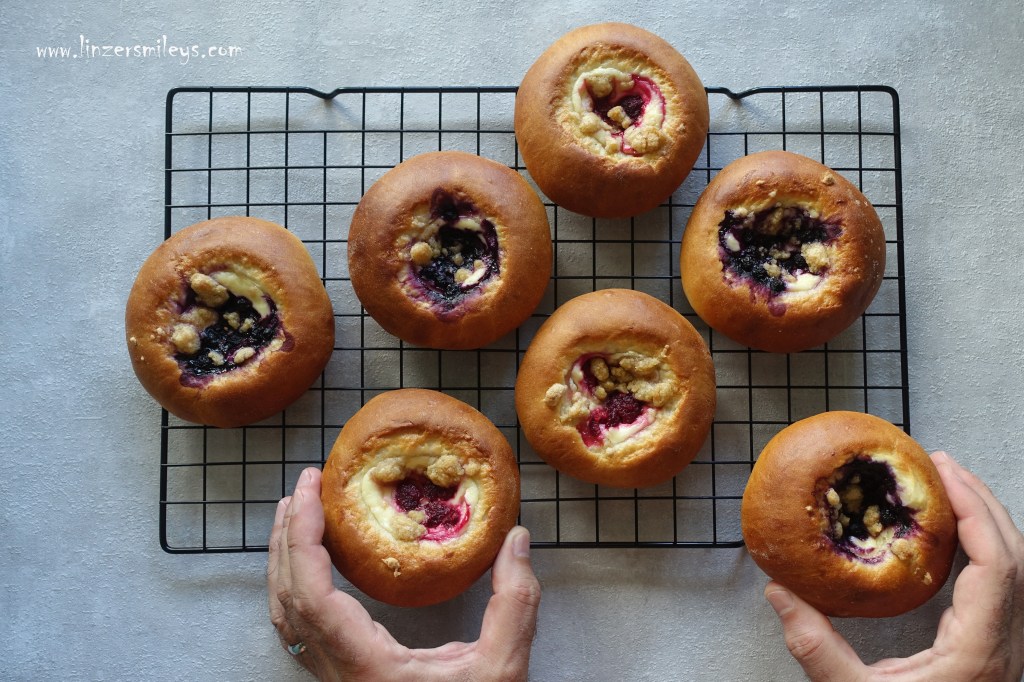 #CheeseCakeDay, Tag des Käsekuchens, Rahkapullat mit Cream Cheese, Beeren und Streuseln, mit Doppelrahmfrischkäse, finnisch backen, nordisch, Hefeteig mit Füllung, cremig, fruchtig, Crumble, Mürbteig-Streuseln, kulinarisches Mitbringsel aus Finnland, finnisch inspiriert, Rezept von Daniela Terenzi #linzersmileys