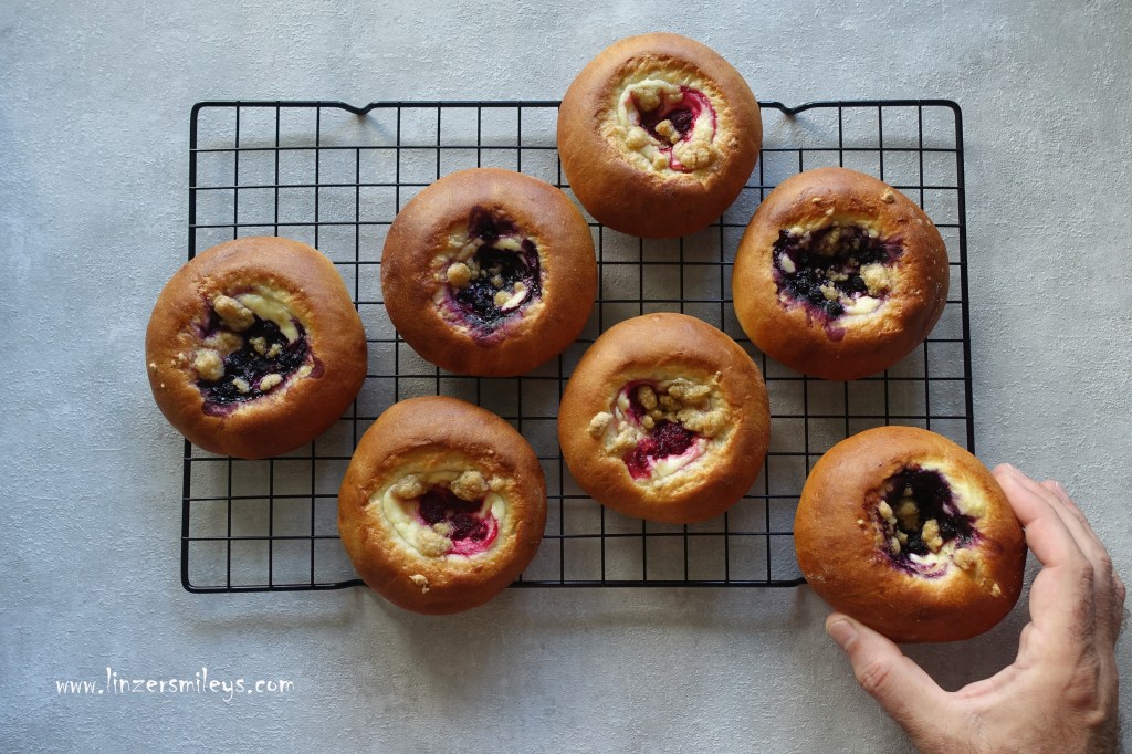 #CheeseCakeDay, Tag des Käsekuchens, Rahkapullat mit Cream Cheese, Beeren und Streuseln, mit Doppelrahmfrischkäse, finnisch backen, nordisch, Hefeteig mit Füllung, cremig, fruchtig, Crumble, Mürbteig-Streuseln, kulinarisches Mitbringsel aus Finnland, finnisch inspiriert, Rezept von Daniela Terenzi #linzersmileys