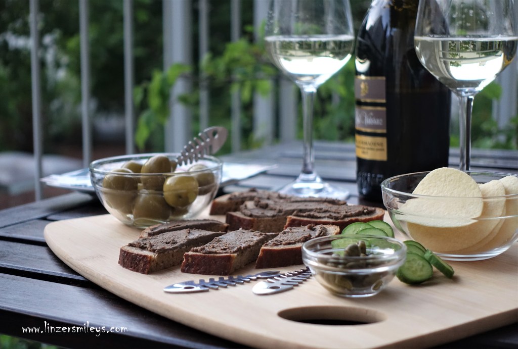 Paté di fegatini di pollo alla toscana, toskanische Hühnerleberpastete, Hühnerleberaufstrich nach toskanischer Art, Toskana, kochen auf Italienisch, mediterran, mit mediterranen Kräutern, mit Sardellen und Kapern, Leckeres zum Aperitif, Crostini, geröstetes Weißbrot, Leber, Zubereitung Hühnerleber #linzersmileys