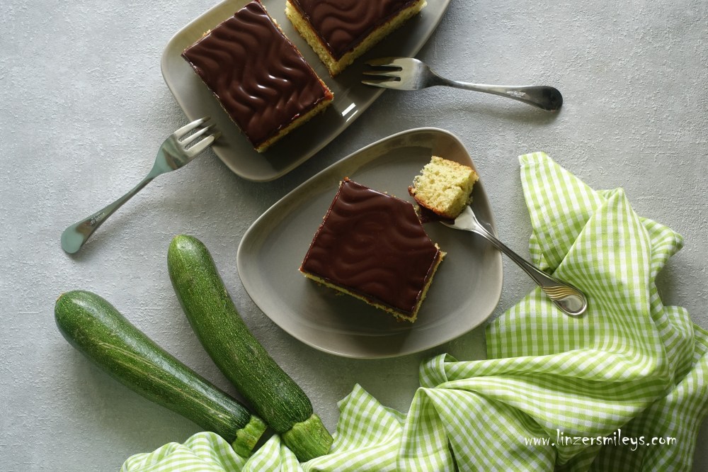 Zucchinikuchen vom Blech mit Schokoglasur, Süßes mit Gemüse, ohne Nüsse, Sommergemüse, Zucchini im Überfluss, süße Resteverwertung, fluffig, flaumig, EasyBaking, Becherkuchen, einfach backen, mit Gelinggarantie, Rezept für Anfänger, easy-peasy #linzersmileys