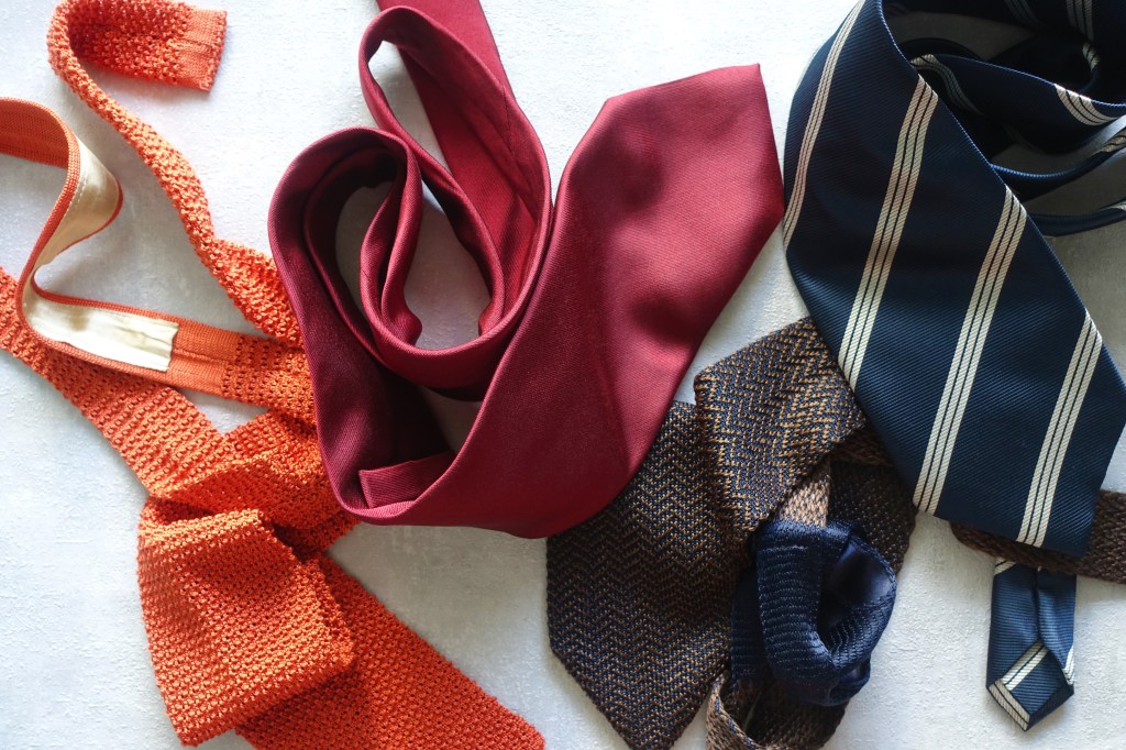 Krawatten, bunt, gestreift, Zickzack-Dekor, glänzend, Strickoptik, mit Noppen