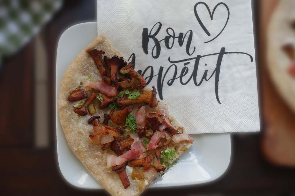 Tarte flambée aux girolles et lardons, Flammkuchen mit Eierschwammerln, mit Pfifferlingen und Speck, mit Bauchspeck, Bacon, französisch backen, herzhaft, lecker, Spezialität aus dem Elsass, Alsace, Rezeptidee von Daniela Terenzi #linzersmileys c'est bon!