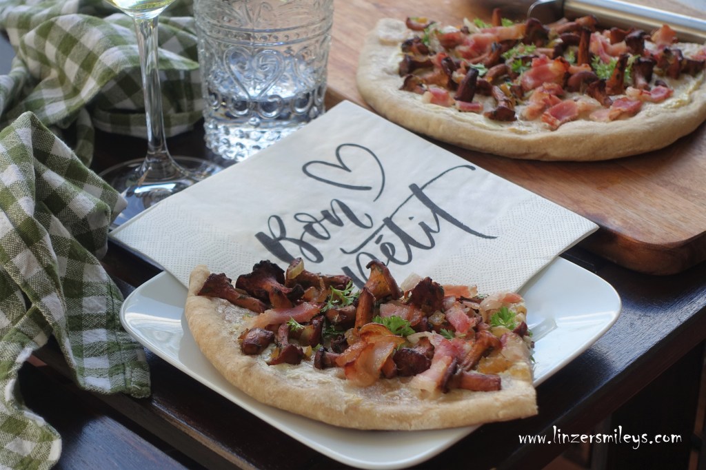 Tarte flambée aux girolles et lardons, Flammkuchen mit Eierschwammerln, mit Pfifferlingen und Speck, mit Bauchspeck, Bacon, französisch backen, herzhaft, lecker, Spezialität aus dem Elsass, Alsace, Rezeptidee von Daniela Terenzi #linzersmileys c'est bon!