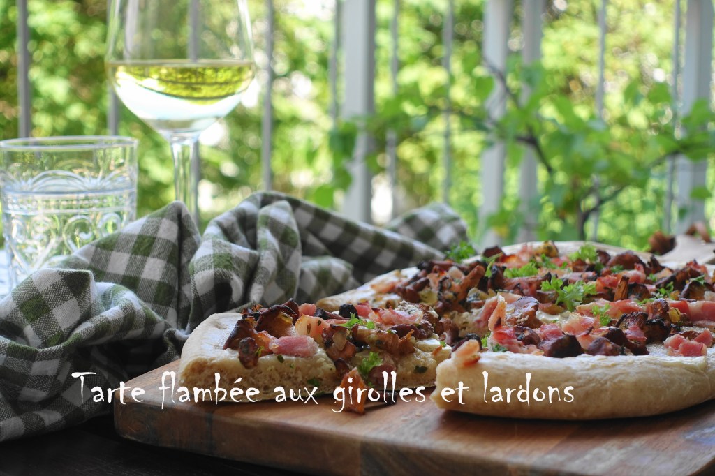 Tarte flambée aux girolles et lardons, Flammkuchen mit Eierschwammerln, mit Pfifferlingen und Speck, mit Bauchspeck, Bacon, französisch backen, herzhaft, lecker, Spezialität aus dem Elsass, Alsace, Rezeptidee von Daniela Terenzi #linzersmileys c'est bon!