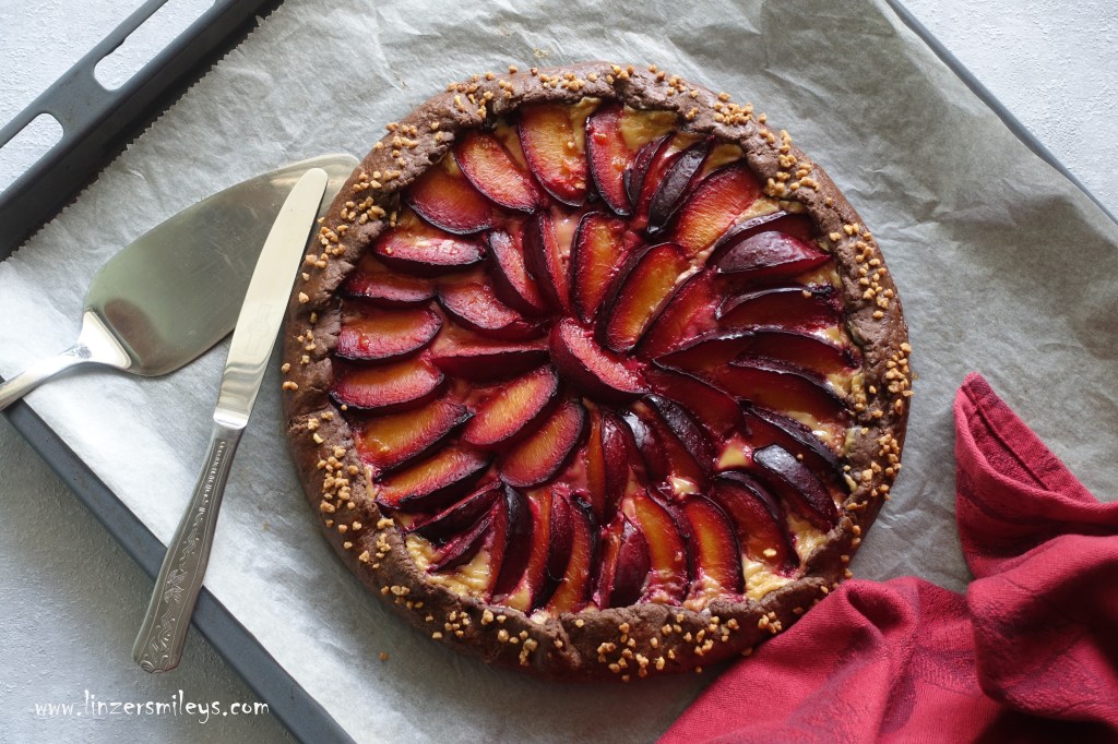 Galette aux prunes et fromage frais, Süße Galette mit Pflaumen und Frischkäse, Mascarpone, Zitrone, Haselnusskrokant, französisch inspiriert backen, Rezeptkreation von Daniela Terenzi, #linzersmileys , süße Galette aus dunklem Mürbteig, mit saftigen Früchten, sommerlich, herbstlich, mit Kakao, EasyBaking, Kuchen backen ohne Kuchenform, einfach auf dem Backblech, Obstkuchen auf Französisch