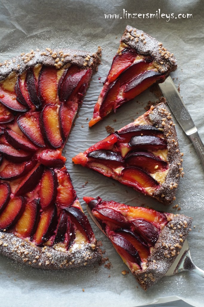 Galette aux prunes et fromage frais, Süße Galette mit Pflaumen und Frischkäse, Mascarpone, Zitrone, Haselnusskrokant, französisch inspiriert backen, Rezeptkreation von Daniela Terenzi, #linzersmileys , süße Galette aus dunklem Mürbteig, mit saftigen Früchten, sommerlich, herbstlich, mit Kakao, EasyBaking, Kuchen backen ohne Kuchenform, einfach auf dem Backblech, Obstkuchen auf Französisch