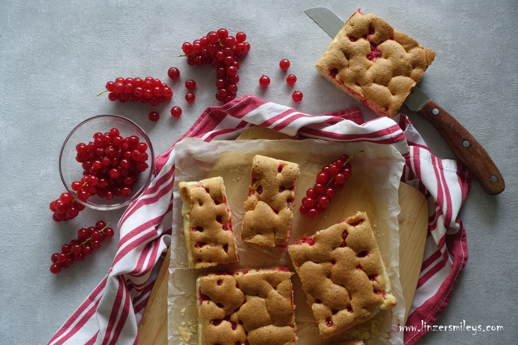 Ribisel-Tarte mit doppeltem Boden, rote Johannisbeeren, mit Blätter- und Biskuitteig, fluffig, fruchtig, süß-sauer und leicht herb, mit Kokos, Ribiselkuchen, Johannisbeerkuchen, Obstkuchen vom Blech, kreativ backen, Sommer, österreichische Mehlspeisküche, Rezept von Daniela Terenzi,  #linzersmileys