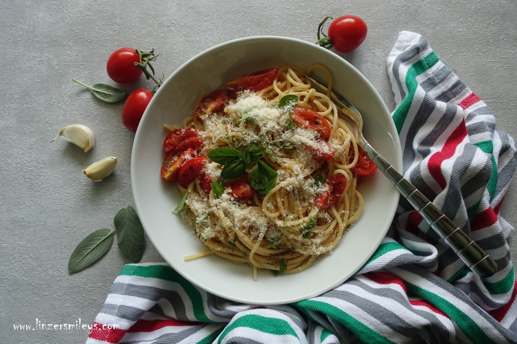 Spaghetti alla checca sul rogo, Original-Rezept von Ugo Tognazzi, auf dem Scheiterhaufen, Spaghetti al rogo, verhext gut, italienische Sommerküche, mediterran, mediterrane Kräuter, Sugo a crudo, rohe Tomatensoße #linzersmileys