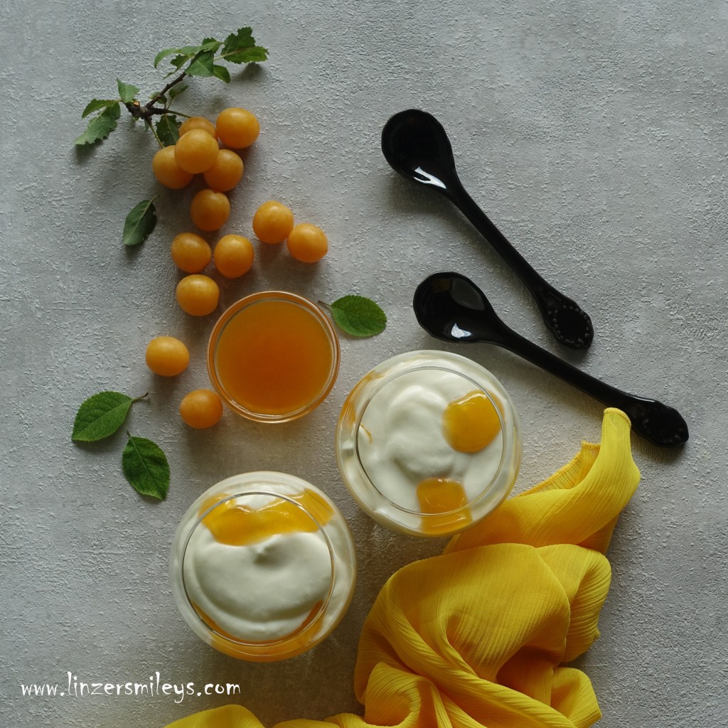 Wiener Wölkchen à la linzersmileys, Rezept von Daniela Terenzi, Joghurt-Mousse mit Kriecherl-Marmelade, Kriecherl, Kriechenpflaumen, Wildobst, aus dem Wiener Prater, luftig-leicht, himmlisch-gut, Dessert zum Löffeln