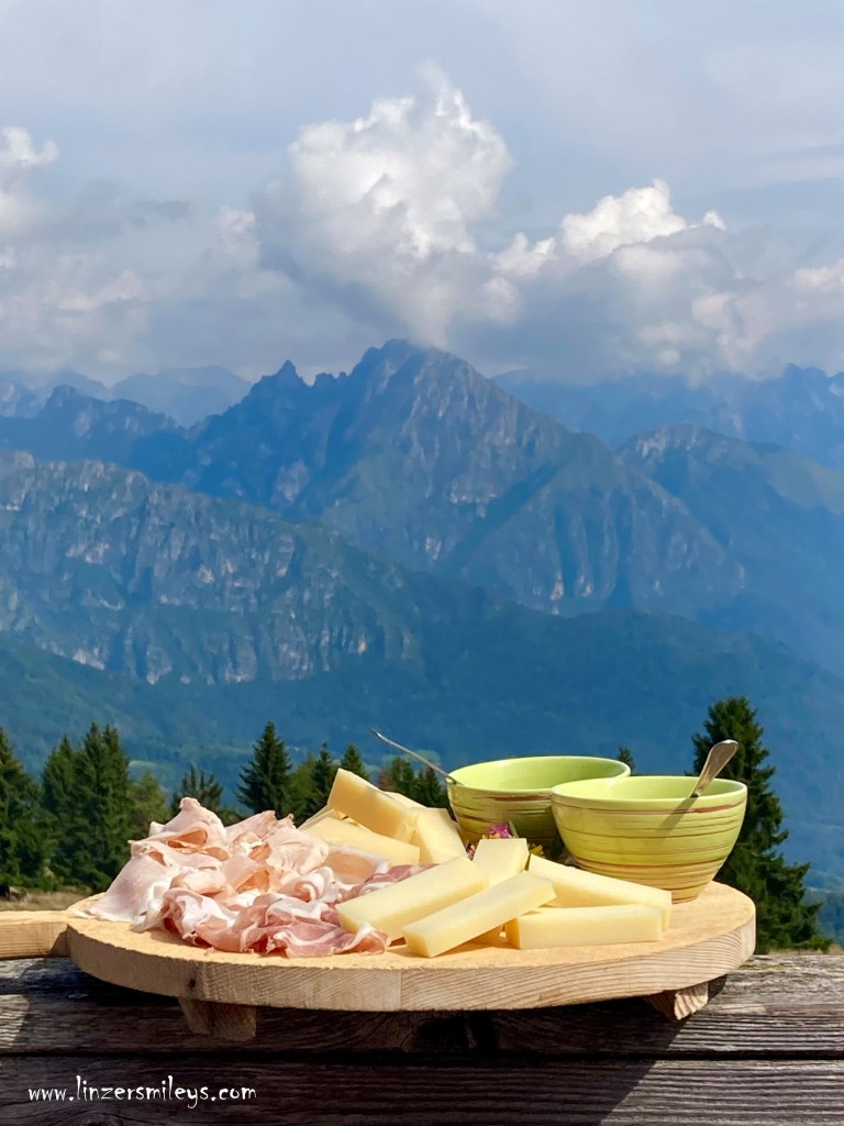 #nicetoeateu #enjoyitsfromeurope #cheese #käse #formaggiopiavedop #dolomites Piave DOP, Käse mit Bergblick, Hartkäse, Käse aus Italien, Belluno, Venetien, Lattebusche, Dolomites Experience, Foodblogger, #linzersmileys