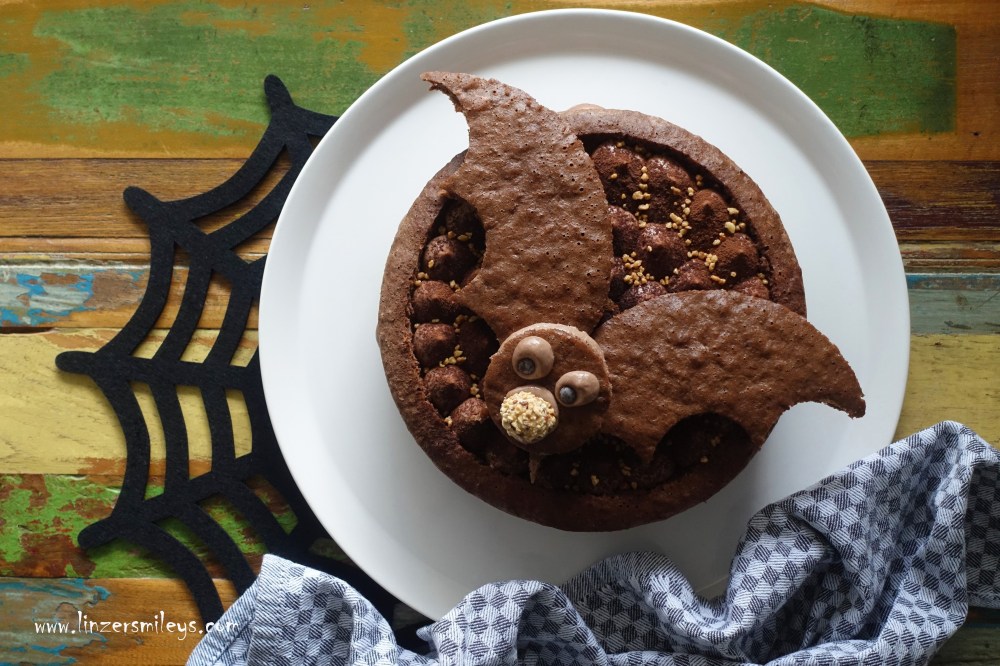 Fledermaus-Torte „Nuss-Nougat“, backen für Kinder, für Groß & Klein, Schocktober, Halloween, backen, gruselig, schrecklich lecker, bat, Bat Cake, zuckersüße Fledermaus, mit Mascarpone, getränkt, mit und ohne Alkohol, Malzkaffee, supersaftig, Haselnuss Tiramisu für Halloween, schaurig schön, Rezeptidee von Daniela Terenzi #linzersmileys