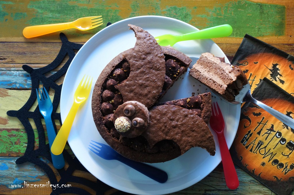 Fledermaus-Torte „Nuss-Nougat“, backen für Kinder, für Groß & Klein, Schocktober, Halloween, backen, gruselig, schrecklich lecker, bat, Bat Cake, zuckersüße Fledermaus, mit Mascarpone, getränkt, mit und ohne Alkohol, Malzkaffee, supersaftig, Haselnuss Tiramisu für Halloween, schaurig schön, Rezeptidee von Daniela Terenzi #linzersmileys