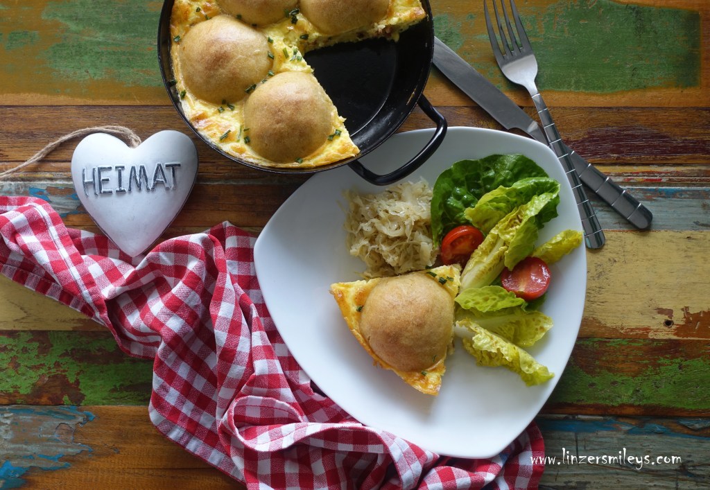 Überbackene Speckknödel, Knödel aus Kartoffelteig, Erdäpfelteig, mit Speck, Mühlviertel, nicht gekocht, gebacken, mit Überguss, aus dem Reindl, Knödel aus dem Ofen, in der Auflaufform überbacken, oberösterreichisch kochen, kulinarische Kindheitserinnerung, Heimat, kochen wie früher, mit Mühlviertler Karreespeck, mit Kraut #linzersmileys