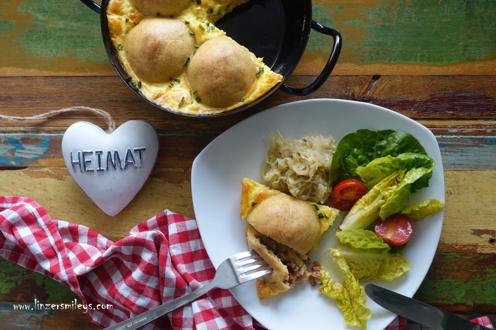 Überbackene Speckknödel, Knödel aus Kartoffelteig, Erdäpfelteig, mit Speck, Mühlviertel, nicht gekocht, gebacken, mit Überguss, aus dem Reindl, Knödel aus dem Ofen, in der Auflaufform überbacken, oberösterreichisch kochen, kulinarische Kindheitserinnerung, Heimat, kochen wie früher, mit Mühlviertler Karreespeck, mit Kraut #linzersmileys