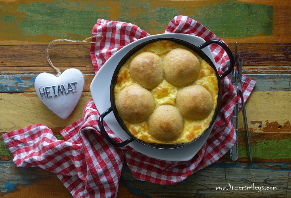 Überbackene Speckknödel, Knödel aus Kartoffelteig, Erdäpfelteig, mit Speck, Mühlviertel, nicht gekocht, gebacken, mit Überguss, aus dem Reindl, Knödel aus dem Ofen, in der Auflaufform überbacken, oberösterreichisch kochen, kulinarische Kindheitserinnerung, Heimat, kochen wie früher, mit Mühlviertler Karreespeck, mit Kraut #linzersmileys
