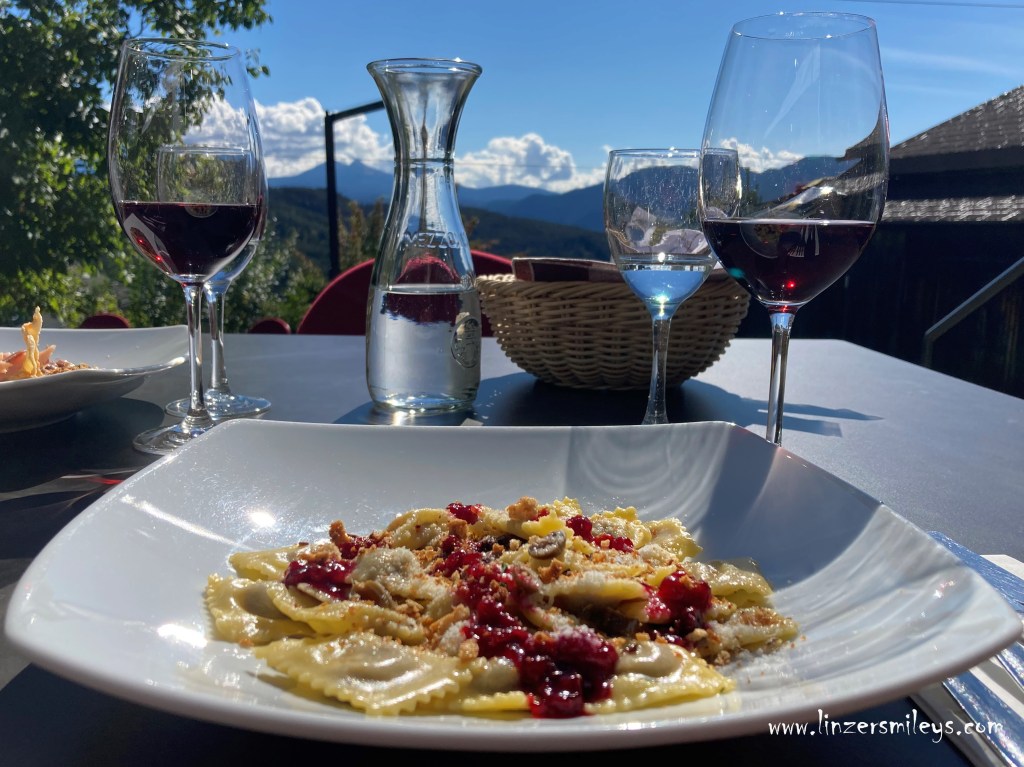 Wildhasen-Ravioli mit Taggiasca-Oliven und Schüttelbrot-Crumble, alpin mediterran, Köstliches aus Südtirol, Am Gleis, Ritten, Renon, Südtirol kulinarisch #linzersmileys