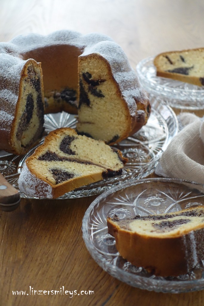 Alt Wiener Patzerlgugelhupf, gestrudelt, gerollt, Napfkuchen, Wiener Mehlspeisenspezialität, backen wie im Alten Wien, Patzerl, Kleckse, 4 Füllungen, Mohn, Nuss, Topfen, Powidl, Wiener Backtradition, neu interpretiert, vereinfachte Zubereitungsart, Germteig, Hefeteig, Allerheiligen, Allerseelen, gefülltes Hefeteiggebäck #linzersmileys