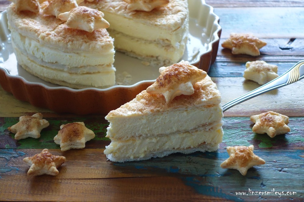 Cremeschnitten in Tortenform, Cremeschnittentorte, Bled, Blätterteig mit Vanillecreme, Zimt-Zucker-Sterne, Weihnachtsedition, backen in der Vorweihnachtszeit, süßer Advent, Weihnachtsbäckerei, Süßes für trübe Lockdown-Tage, Tortenkomposition à la #linzersmileys