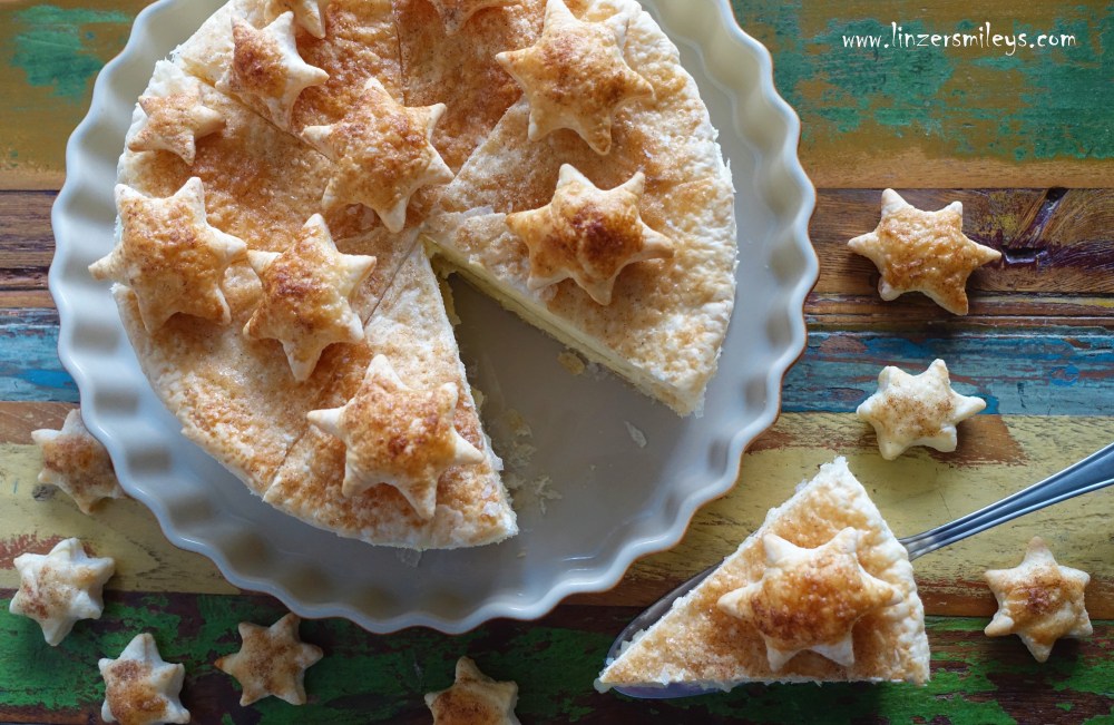 Cremeschnitten in Tortenform, Cremeschnittentorte, Bled, Blätterteig mit Vanillecreme, Weihnachtsedition, backen in der Vorweihnachtszeit, süßer Advent, Zimt-Zucker-Sterne, Weihnachtsbäckerei, Süßes für trübe Lockdown-Tage, Tortenkomposition à la #linzersmileys