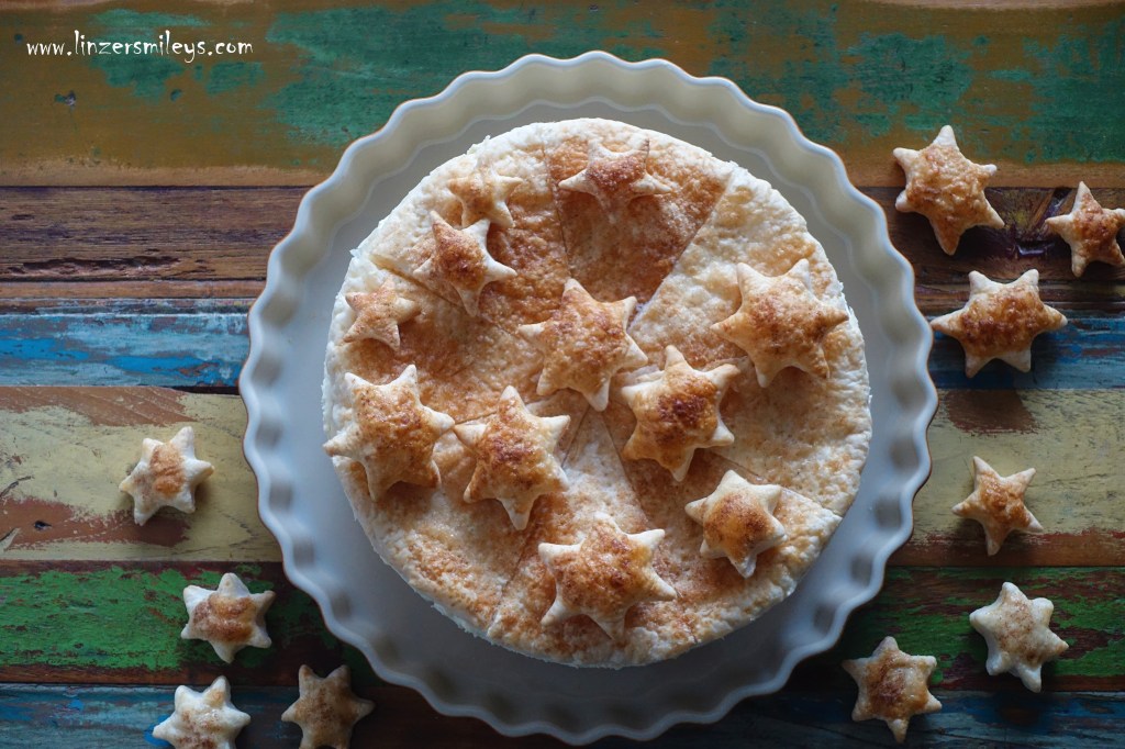 Cremeschnitten in Tortenform, Cremeschnittentorte, Bled, Blätterteig mit Vanillecreme, Zimt-Zucker-Sterne, Weihnachtsedition, backen in der Vorweihnachtszeit, süßer Advent, Weihnachtsbäckerei, Süßes für trübe Lockdown-Tage, Tortenkomposition à la #linzersmileys