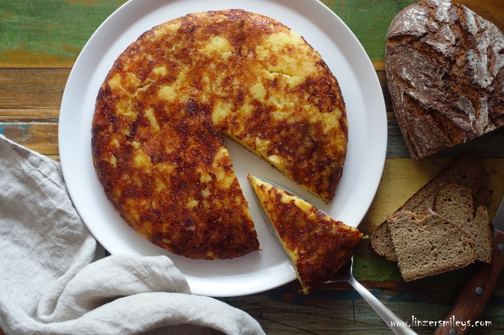 Frico friulano, Riesen-Kartoffelpuffer aus Friaul, Wintergericht, aus Kartoffeln, Zwiebeln und Käse, Spezialität aus Friuli-Venezia Giulia, kulinarische Reisen, italienisch kochen, Montasio DOP, Asiago DOP