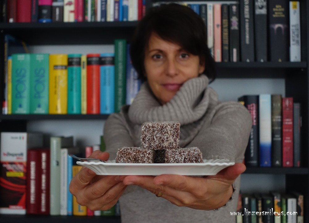 Daniela Terenzi, Food Bloggerin #linzersmileys Lebkuchen-Lamingtons, beschwipst, mit Rum, alkoholisch, feine Rumnote, Lebkuchen, backen für Weihnachten, weihnachtlich, Gewürze, Kokos, Lamingtons, getränkte Kuchenwürfel, mit Kakaoglasur, Kokosflocken, australisch, österreichisch, saftig, köstlich, Süßes, länger haltbar 