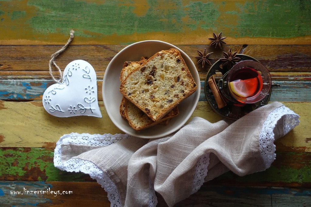 Bischofsbrot, Früchtekuchen, englischer Teekuchen, weihnachtlich backen, Süßes für den Advent, Weihnachten, Familienrezept, gehütet, kandierte Früchte, Rosinen, Haselnüsse, Schokolade, backen wie Oma, Opas Geheimrezept, Tradition, Brauchtum, Südtirol #linzersmileys