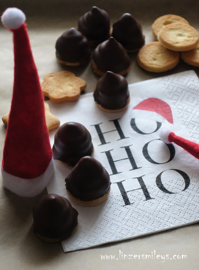 Schoko-Zipfelmützchen, Schokozipfel, Mini-Pariser Spitz, Trüffelspitz im Kleinformat, Keks mit Pariser Creme, in Schokoglasur getunkt, Kekspralinen, DIY Geschenkidee, Süßes für Weihnachten, Geschenke aus meiner Küche, Food-Bloggerin Daniela Terenzi #linzersmileys