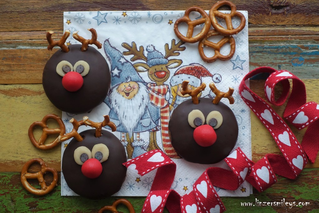 Lebkuchen-Rudolf mit roter Marzipannase und Salzbrezelgeweih, rednosed reindeer, zuckersüße Rentiere, Weihnachten, Rudolf auf dem Keksteller #linzersmileys