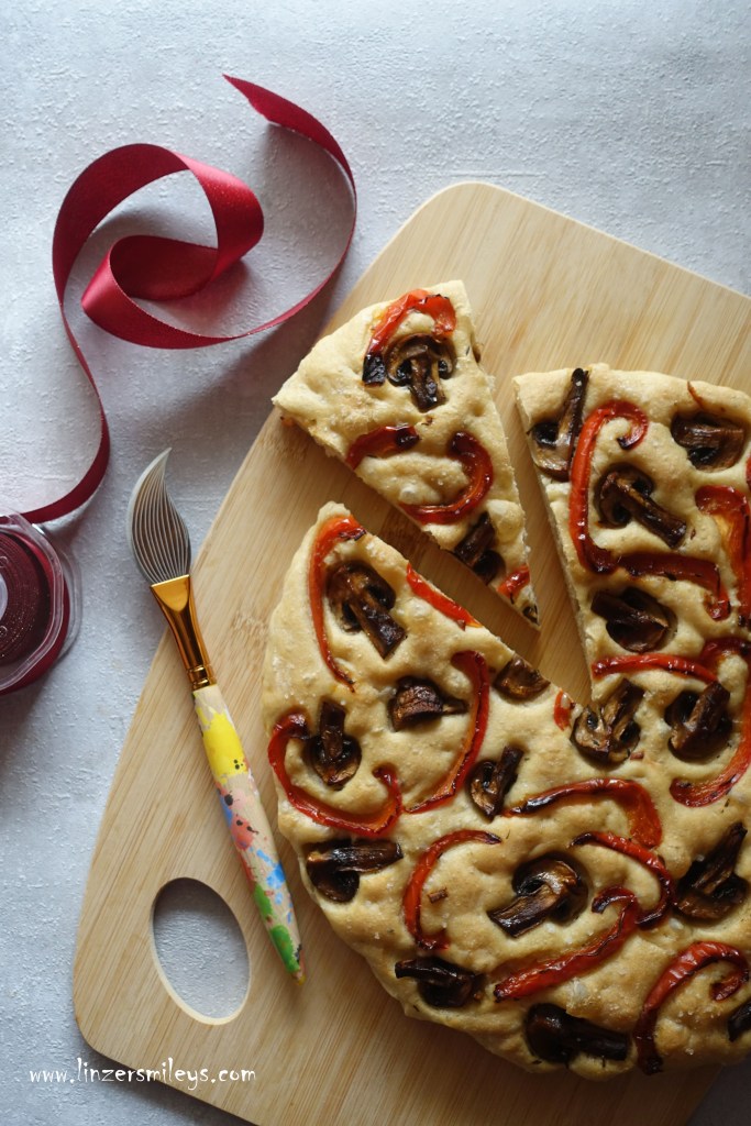 Focaccia con verdure, peperoni e funghi, mit Paprika und Champignons, mit Thymian und Fleur de sel, Focaccia senza titolo, à la Joan Mirò, kunstvoll backen, Backkunst, vegetarisch, vegan, surrealistisch, Kunst-Inspiration, Partyrezept, zum Teilen, Fingerfood, Daniela Terenzi #linzersmileys
