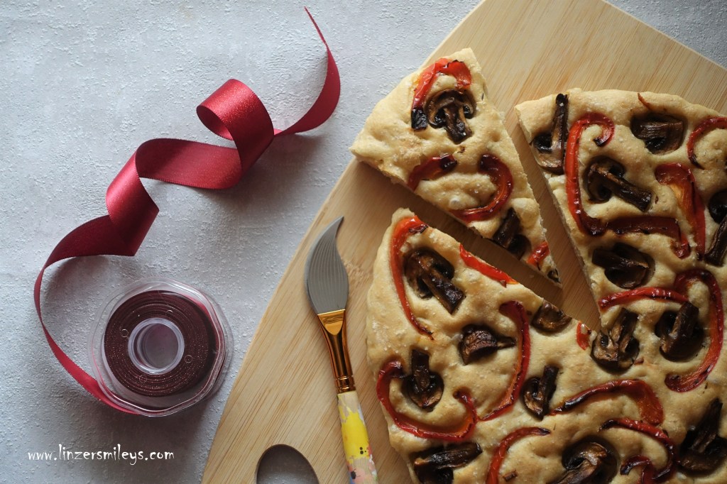Focaccia con verdure, peperoni e funghi, mit Paprika und Champignons, mit Thymian und Fleur de sel, Focaccia senza titolo, à la Joan Mirò, kunstvoll backen, Backkunst, vegetarisch, vegan, surrealistisch, Kunst-Inspiration, Partyrezept, zum Teilen, Fingerfood, Daniela Terenzi #linzersmileys