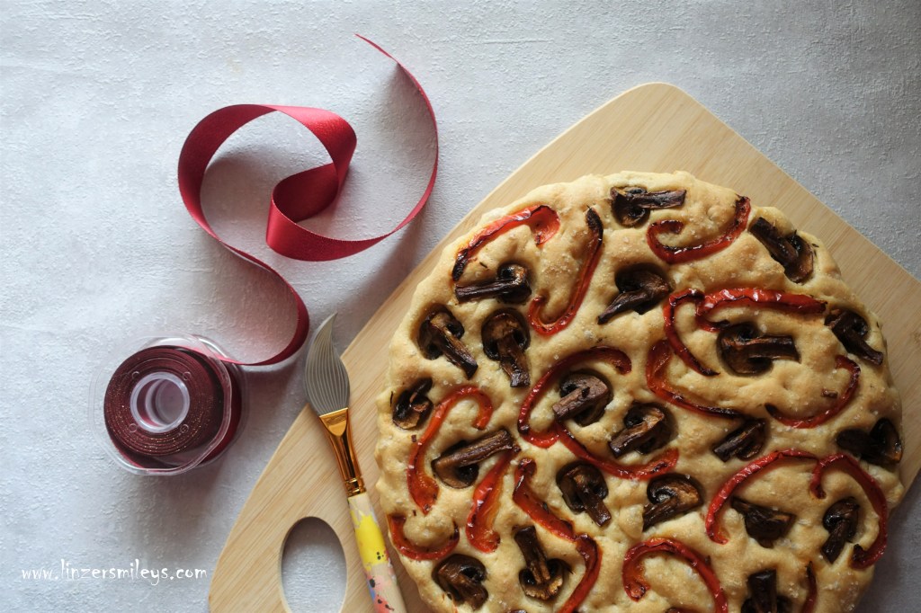 Focaccia con verdure, peperoni e funghi, mit Paprika und Champignons, mit Thymian und Fleur de sel, Focaccia senza titolo, à la Joan Mirò, kunstvoll backen, Backkunst, vegetarisch, vegan, surrealistisch, Kunst-Inspiration, Partyrezept, zum Teilen, Fingerfood, Daniela Terenzi #linzersmileys