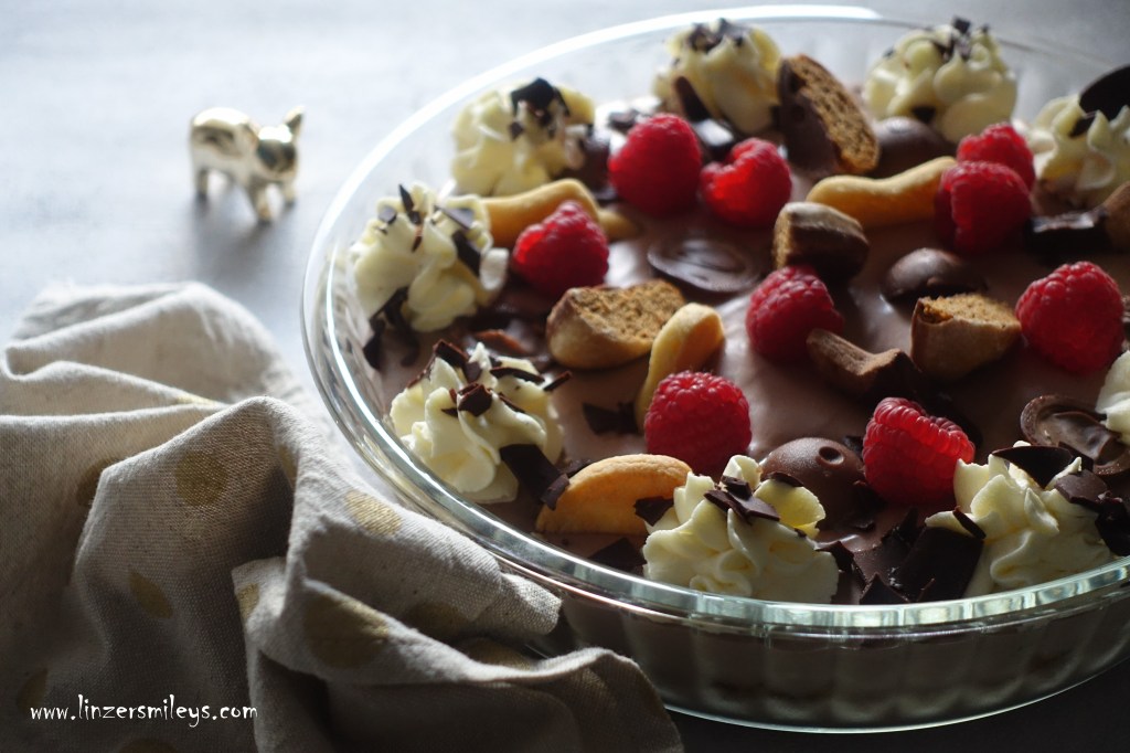 Trifle, Silvester, Neujahr, englisches Schichtdessert, Dessert zum Löffeln, zum Teilen, nachhaltig, Resteverwertung, Keksreste, Kuchenreste, Schokoreste, Leckeres aus Resten, Resterlküche, schick und einfach, Schokopuddingcreme, Partyrezept, Süßes zum Feiern #linzersmileys
